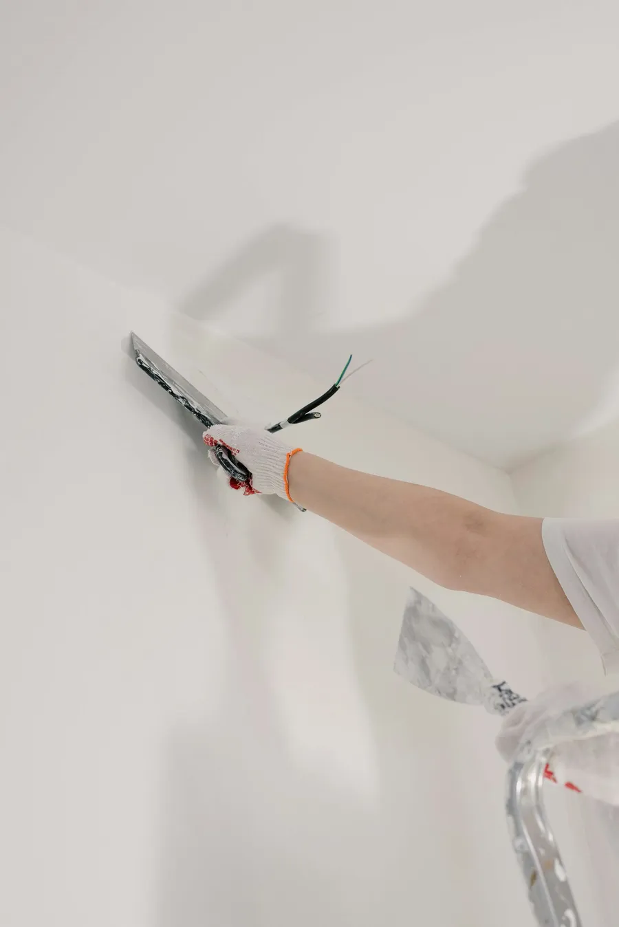 Heller-Mitarbeiter beim Verputzen einer Wand